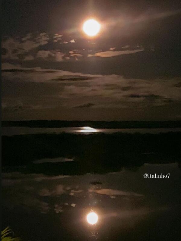 Luna Llena reflejada sobre las aguas del Río Itaya