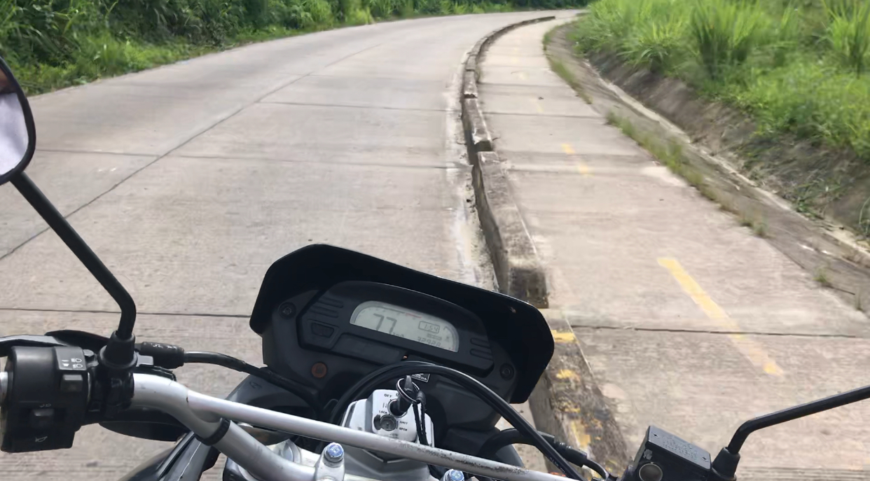 Personas un una moto andando a mas de 100 kilometros por hora