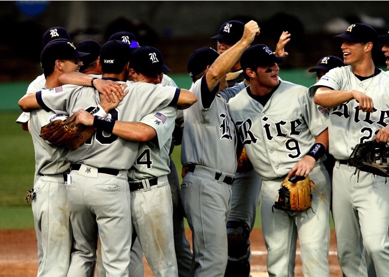 Juzgadores de Beisbol celebrando anotacion 