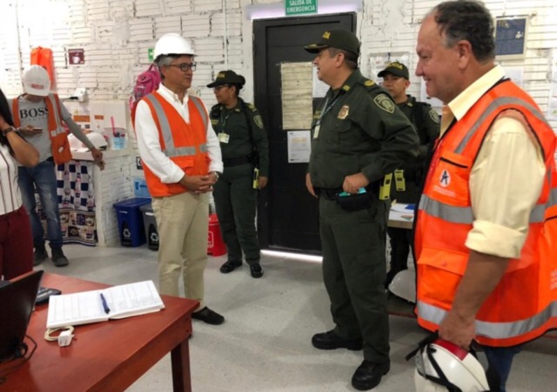 Viceministro y Comandante de policia en una oficina