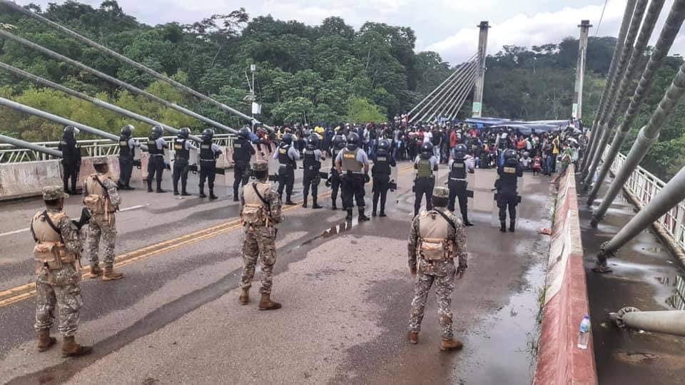 image for Fuerzas armadas y Policia impide paso de migrantes haitianos al perú 