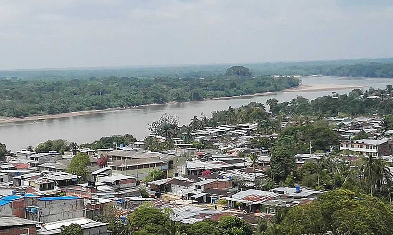 Imagen aerea de un pueblo a orillas rio