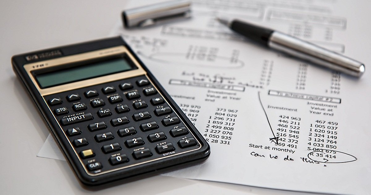 Calculadora en una mesa con unos papeles