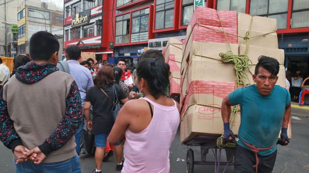 image for Casos de COVID-19 están aumentando alrededor de los centros comerciales