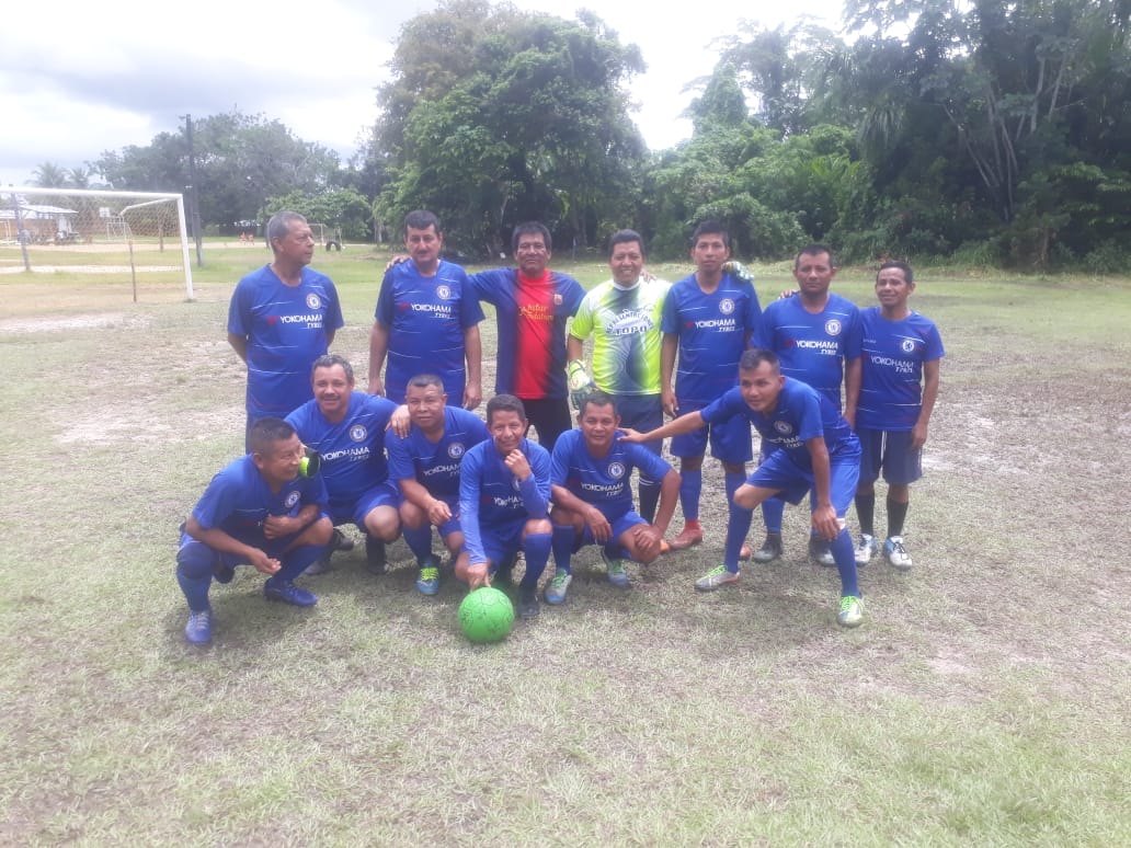 Docentes en ropa deportiva de color azul 