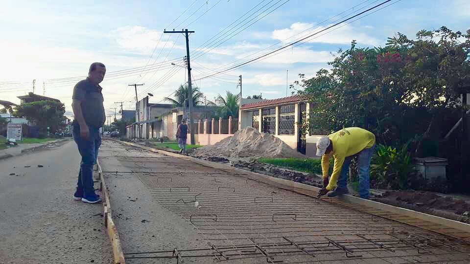 Prefeito supervisionando obras na cidade