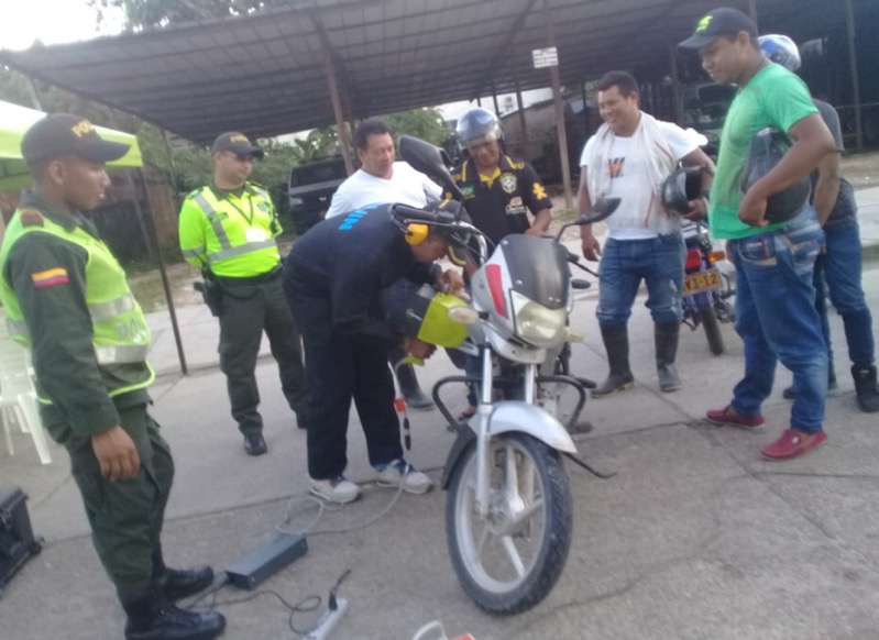 Personas en una jornada de capacitacion en motos