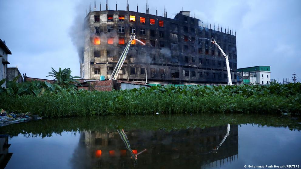 image for 50 muertos deja incendio en fábrica de Bangladesh