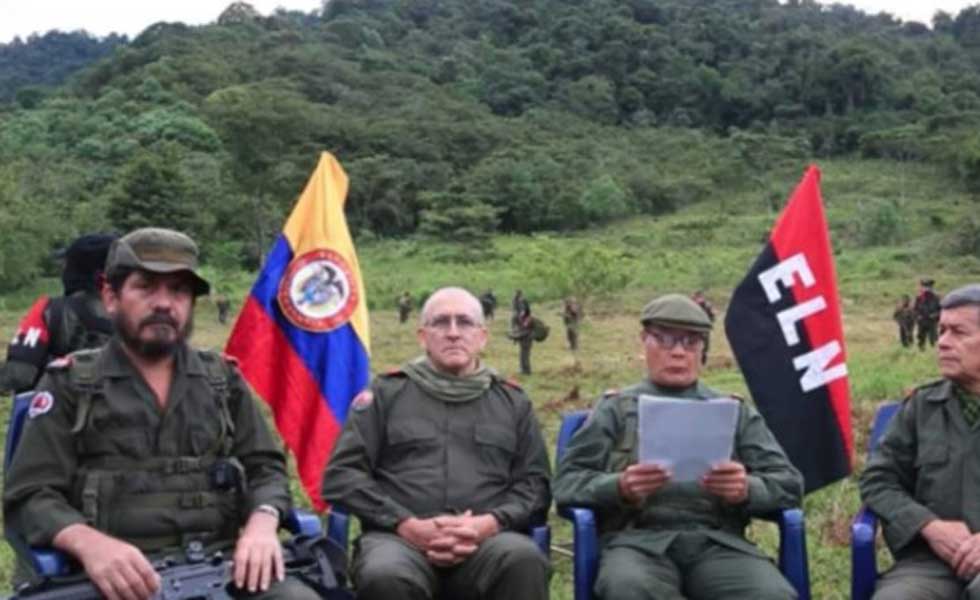 Miembros del ELN sentados uno al lado del otro