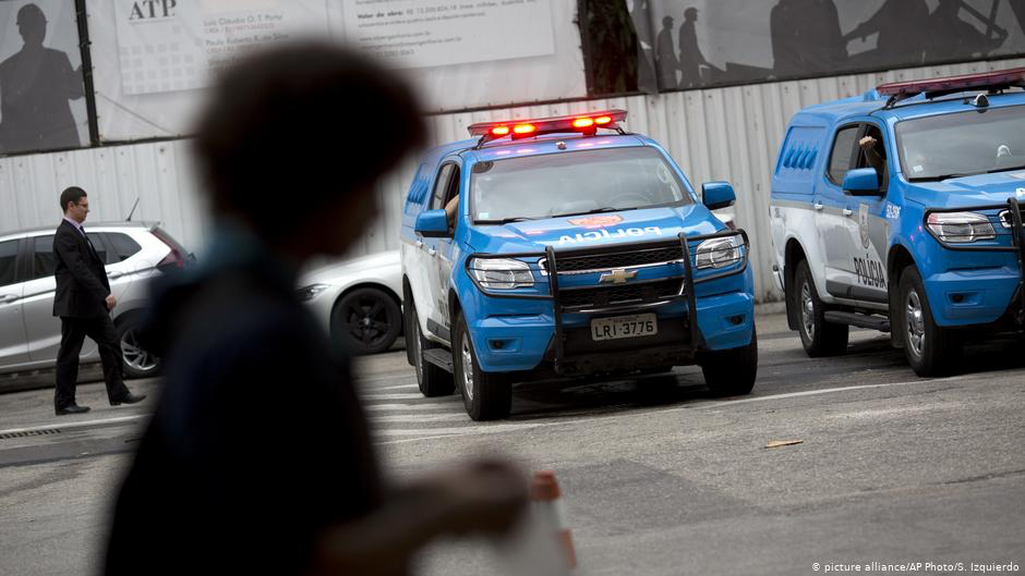 image for Esposa de Queiroz se entrega à polícia