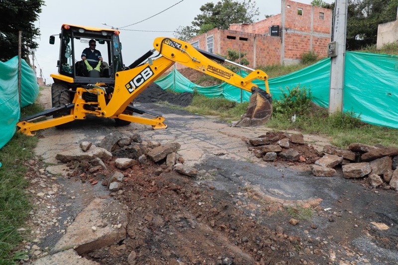 Tractor estacionado en una calle del municipio de Santander