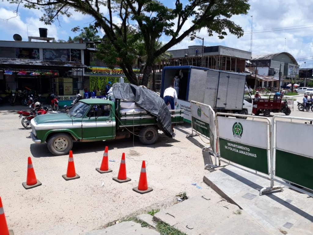 image for Caminhão no laso brasileiro passando mercadoria 