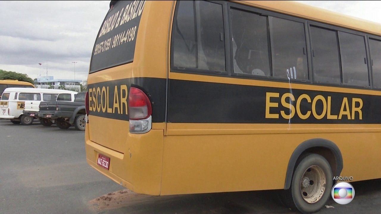 Onibus escolar estacionado