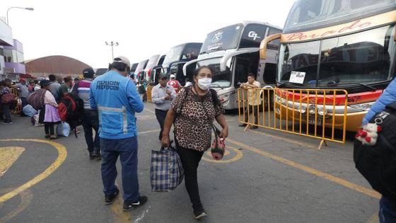 image for Pasajeros siguen viajando pese a advertencias sobre bloqueo de la Carretera Central 