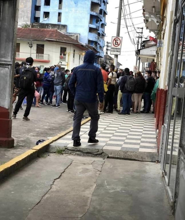 image for Aglomeración de personas en la plaza central 