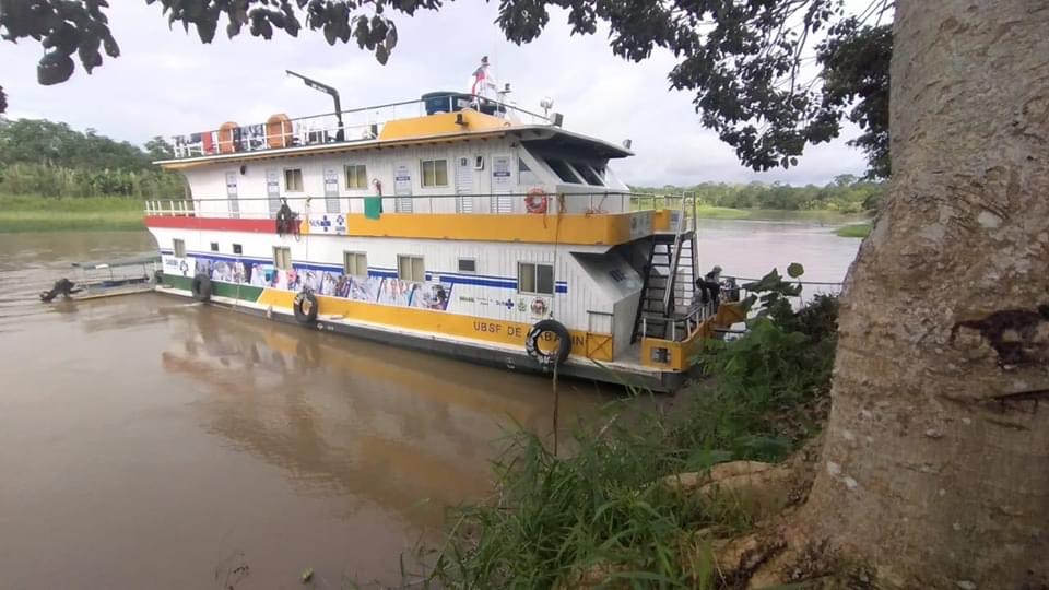 image for Equipe da UBS Fluvial de Tabatinga realizando atendimento aos ribeirinhos