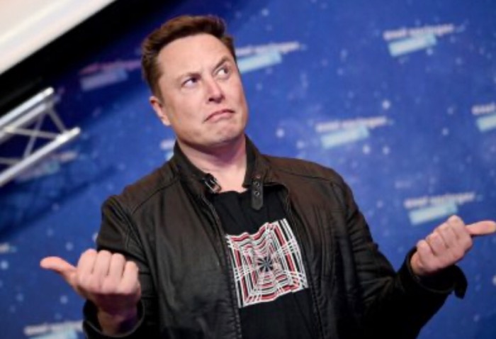 image for Elon Musk baja al tercer puesto de los más ricos del mundo / Bitcóin