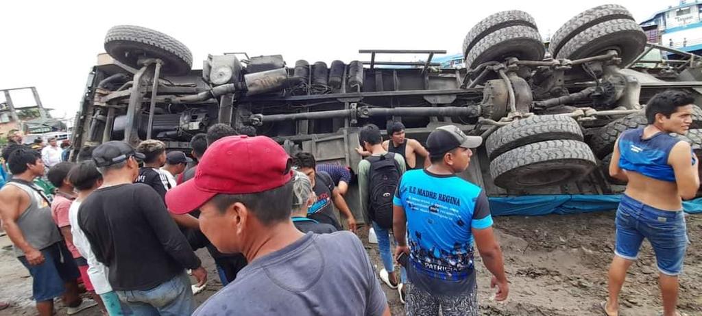 image for Camión se voltea en el puerto de masusa por mal estado de la vía 