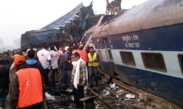 Personas viendo un tren despues de que se accidentara