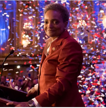 Lori Lightfoot en una foro a medio cuerpo