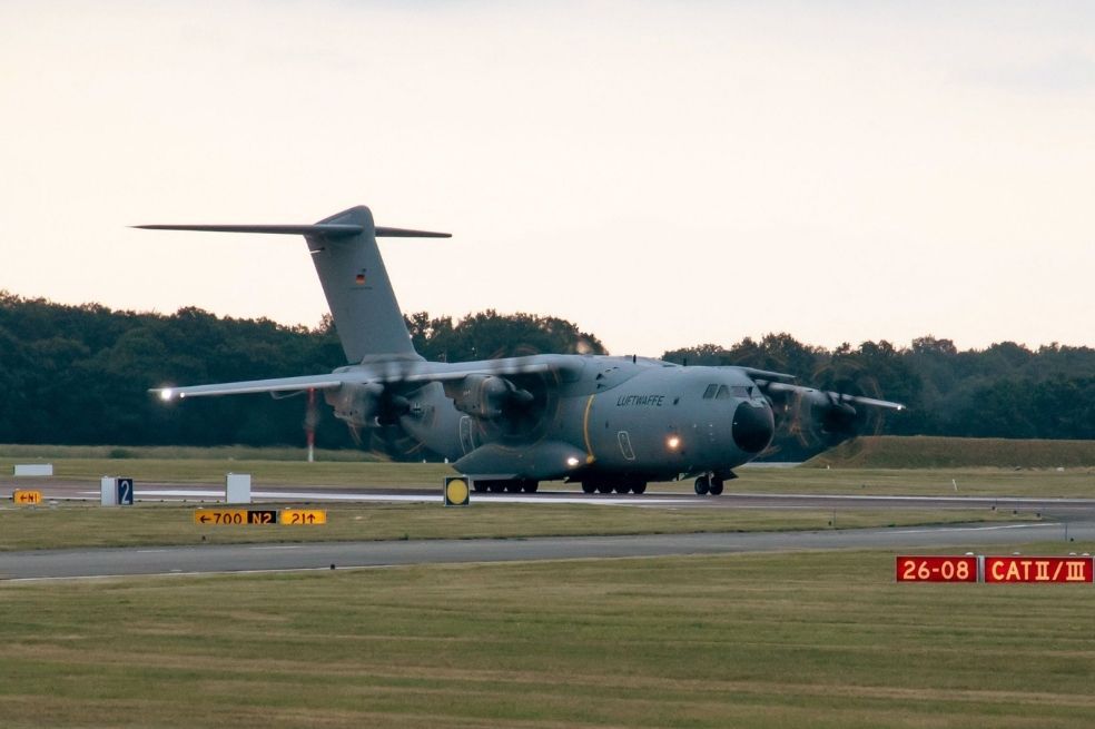 image for Avión de rescate alemán evacuó solo siete personas de Kabul