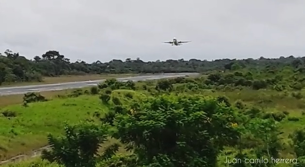 image for Avión da varias vueltas en la ciudad antes de aterrizar