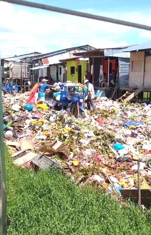 image for Basura son arrojados en la cara de los vecinos