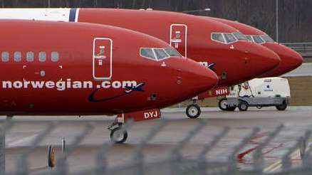 Avios estacionados en un aeropuerto del mundo