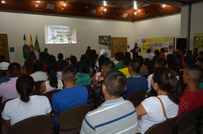 Personas reunidas en una rendicion de cuentas de la policia 