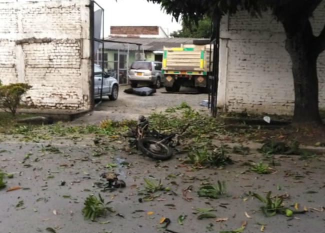 Entrada de parqueadero despues de detonada una bomba