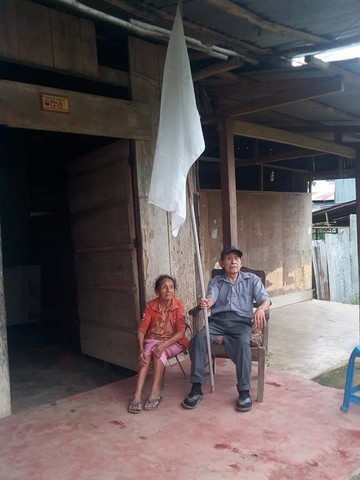 image for Personas de la tercera edad piden ayuda y colocan bandera blanca