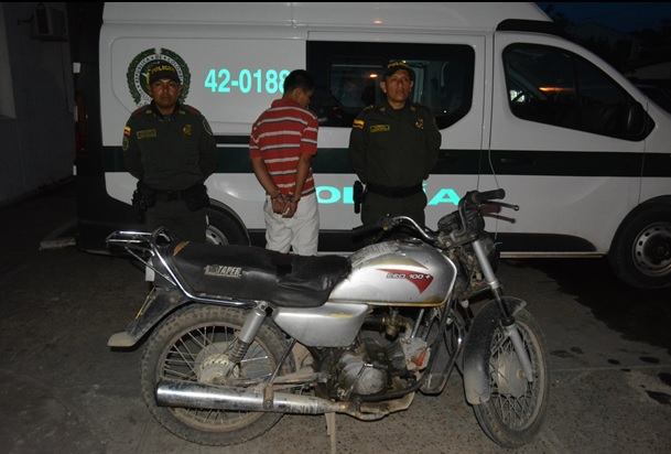 Persona capturado por hurto al lado de dos policias