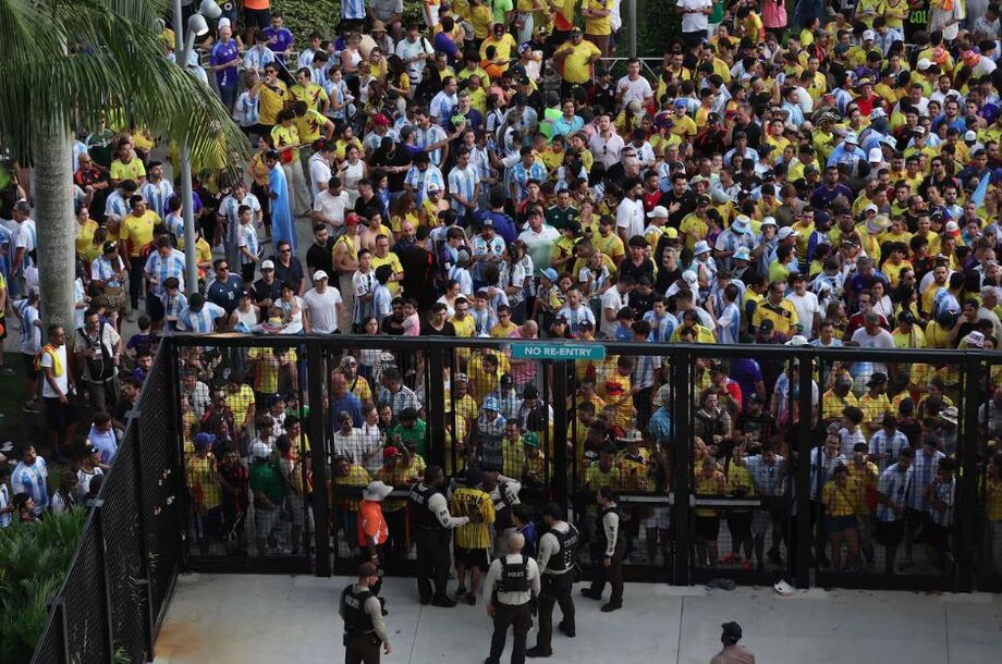 image for Chefe do futebol da Colômbia paga fiança e é liberado 