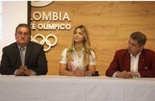 Tres personas en un escritorio en entrevista