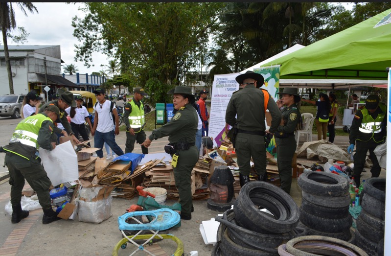 Persona en el parque en una jornada de reciclaje 