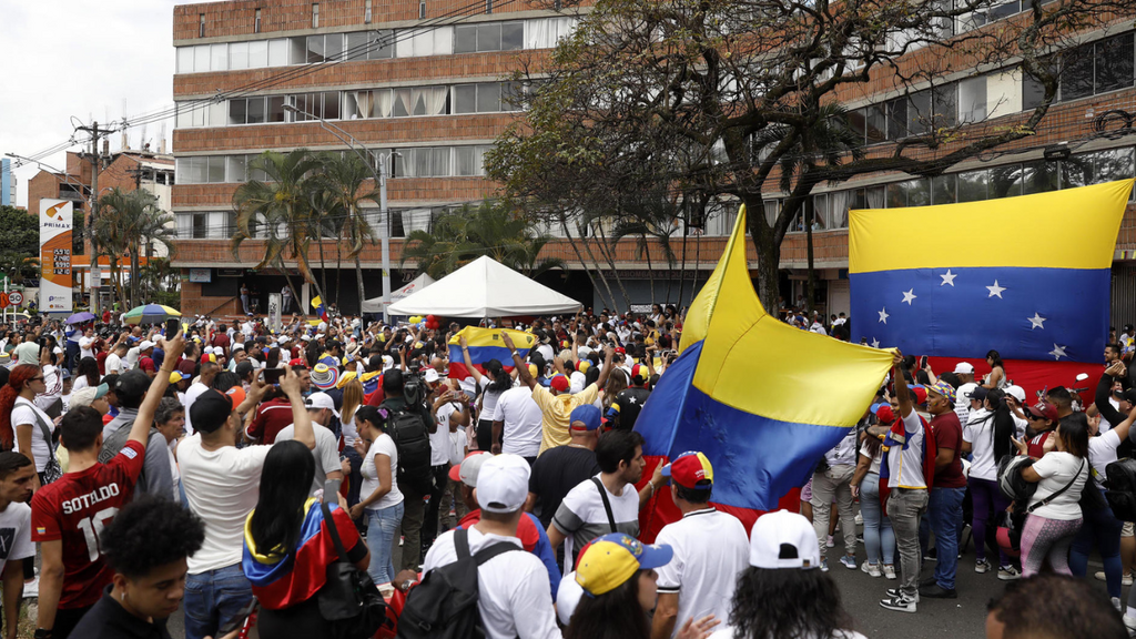 image for  Venezolanos votaron en Medellín mientras mas protestaron en las calles