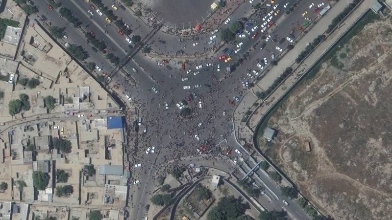 image for Personas desesperadas acudieron este lunes al aeropuerto de Kabul