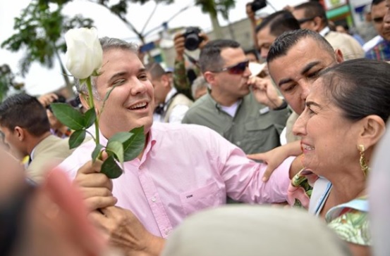 Presidente con personas en una reunion