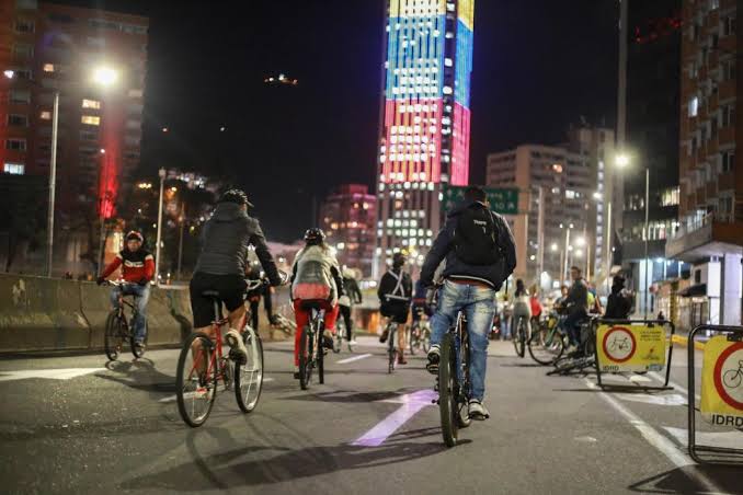 image for Vuelve la ciclovía nocturna a Bogotá