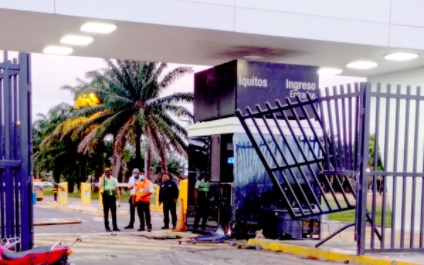 image for Conductor se queda dormido y chocó contra la puerta del aeropuerto.