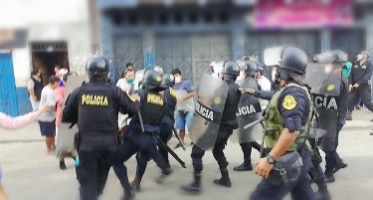 image for Vendedores y policías se enfrentan en el mercado de Belén