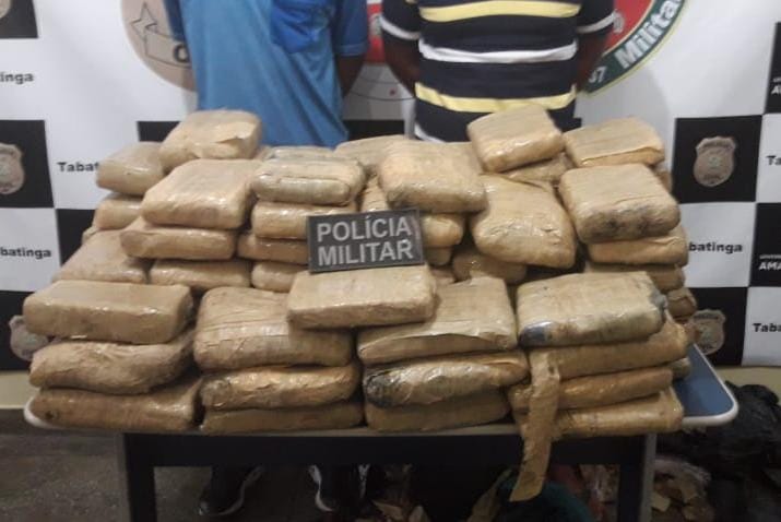 image for Policiais militares do 8 BPM detêm homens por tráfico ilícito de droga