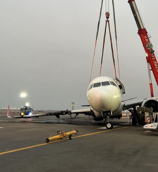 image for Airbus A320neo de Latam en proceso de remoción de Aeropuerto
