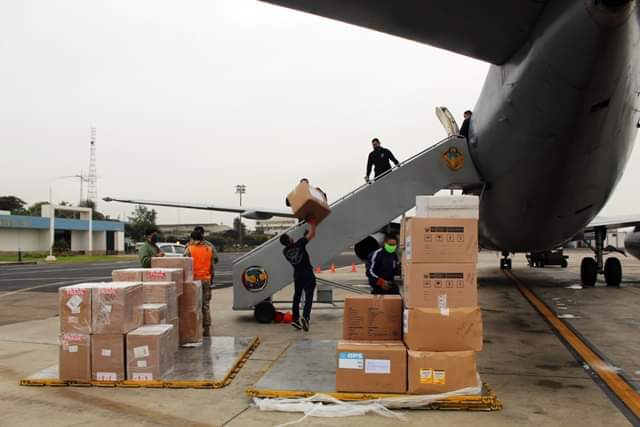 image for Aviones de FAP trasladan material sanitario y balones de oxígeno 