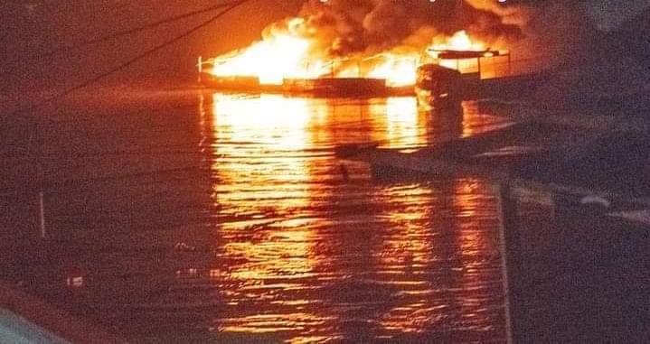 image for Grifo flotante y botes se incendian en el puerto de Yurimaguas