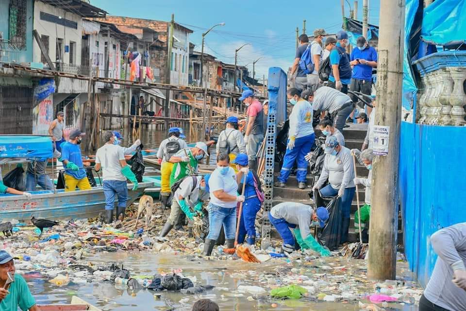 image for Limpieza de desperdicios sólidos acumulados debajo de la Glorieta