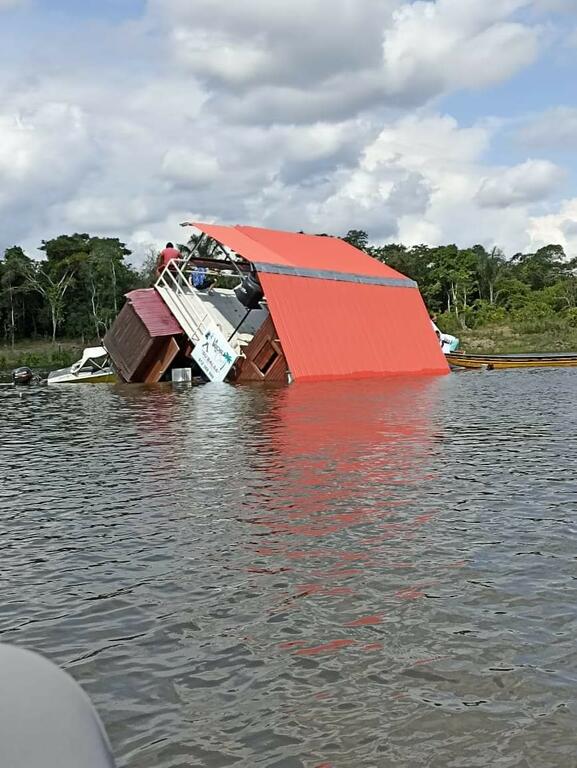 image for Balsa flotante en Santo Tomás se Hunde