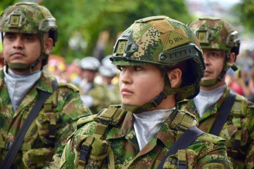 image for Mujer Militar se caracteriza por su disciplina