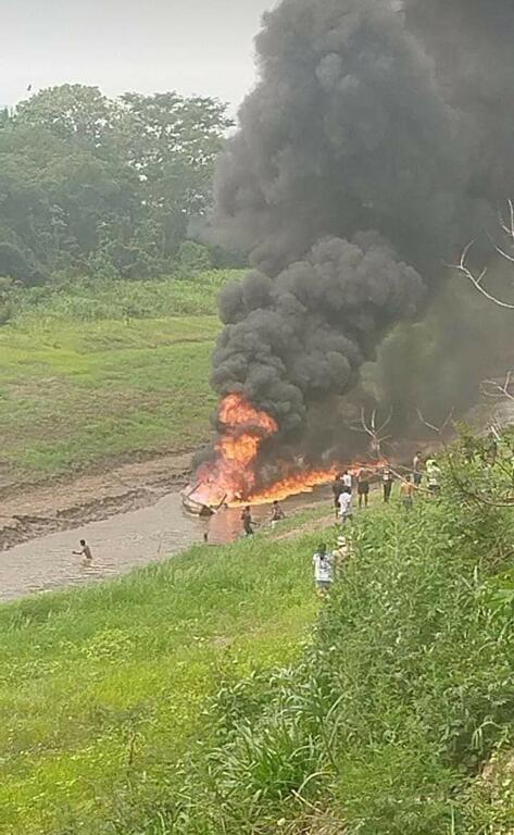 image for Explosión de bote deja un muerto y un herido