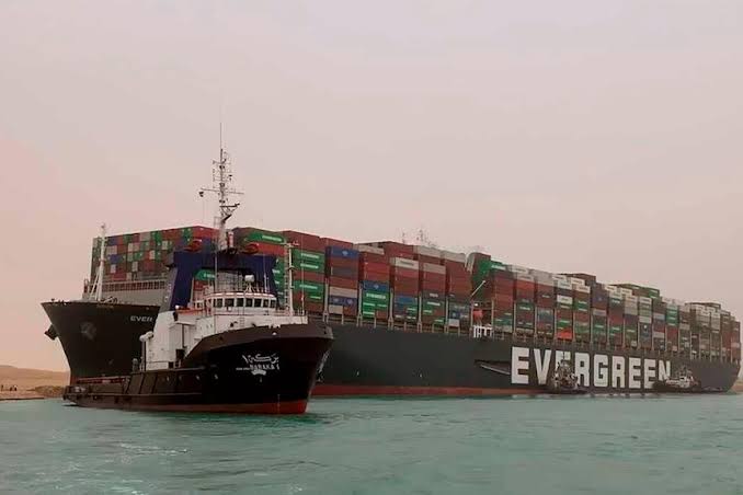 image for Portacontenedores permanece atascado en el canal de Suez